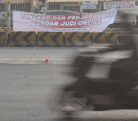 FOTO: Lewat Spanduk, Masyarakat Desak Pemerintah Tangkap dan Penjarakan Bandar Judi Online