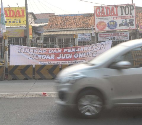 FOTO: Lewat Spanduk, Masyarakat Desak Pemerintah Tangkap dan Penjarakan Bandar Judi Online