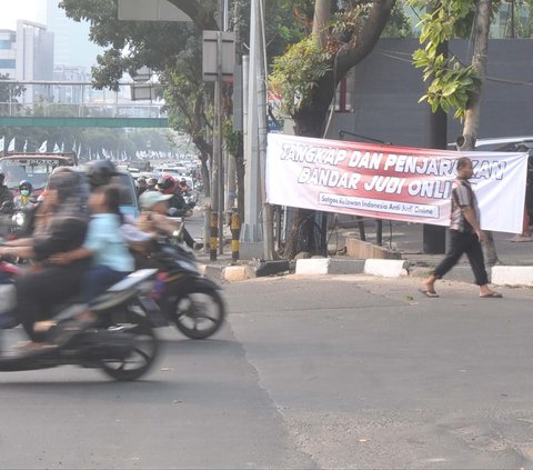 FOTO: Lewat Spanduk, Masyarakat Desak Pemerintah Tangkap dan Penjarakan Bandar Judi Online