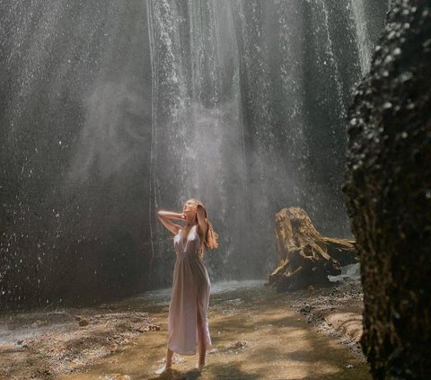 Ada di Lingkungan Pura, Air Terjun Tukad Cepung di Bali Suguhkan Pemandangan Tirai Matahari Indah