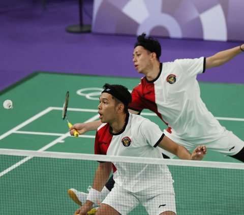 Kekalahan pahit diperoleh ganda putra Indonesia Fajar Alfian/Muhammad Rian Ardianto pada 16 besar Olimpiade Paris 2024. Mereka takluk di tangan pasangan China, Liang Wei Keng/Wang Chang dalam duel yang berlangsung pada Kamis (1/8/2024. Mereka kalah tipis 22-24 dan 20-22.