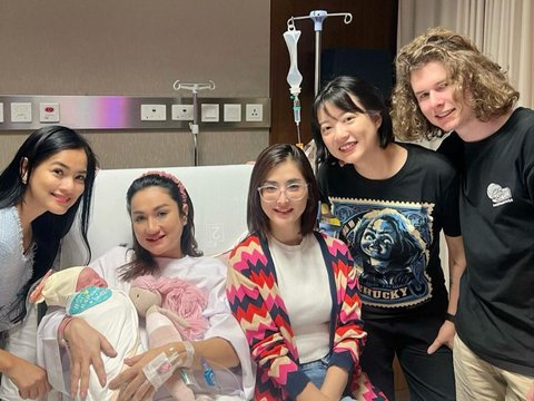 Portrait of a Lineup of Artists Visiting Tengku Dewi Putri After Giving Birth, Where is Andrew Andika!