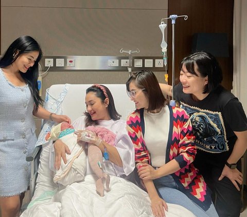 Portrait of a Lineup of Artists Visiting Tengku Dewi Putri After Giving Birth, Where is Andrew Andika!