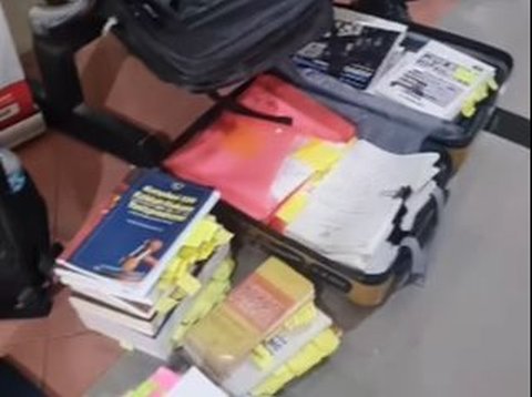 Viral Student Brings a Suitcase Full of Books to Thesis Defense, Shocks Netizens