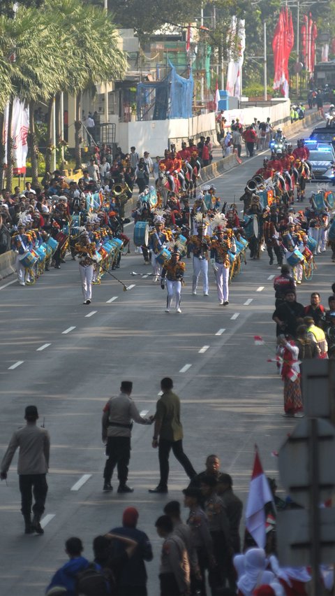 FOTO: Antusiasme Ribuan Warga Saksikan Kirab Bendera Merah Putih dan Naskah Proklamasi Menuju IKN