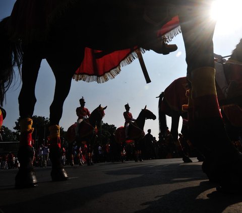 Pasukan berkuda mengawal kirab bendera merah putih dan naskah proklamasi dari Monumen Nasional (Monas) menuju Ibu Kota Nusantara (IKN) saat melewati kawasan Bundaran Patung Kuda, Jakarta, Sabtu (10/8/2024). Kirab yang dilakukan menjelang upacara perayaan HUT ke-79 Kemerdekaan RI ini disaksikan ribuan warga. Foto: Merdeka.com/Imam Buhori