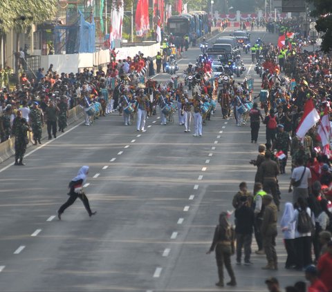 FOTO: Antusiasme Ribuan Warga Saksikan Kirab Bendera Merah Putih dan Naskah Proklamasi Menuju IKN