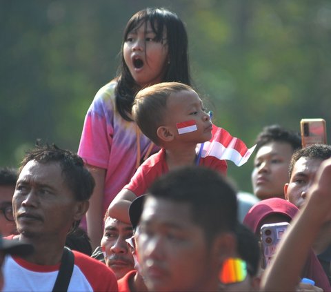 FOTO: Antusiasme Ribuan Warga Saksikan Kirab Bendera Merah Putih dan Naskah Proklamasi Menuju IKN