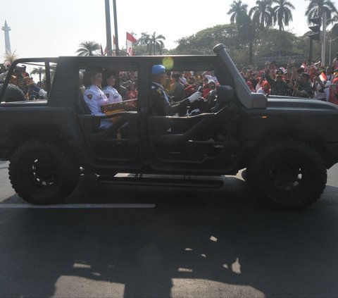 FOTO: Antusiasme Ribuan Warga Saksikan Kirab Bendera Merah Putih dan Naskah Proklamasi Menuju IKN