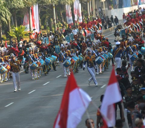 FOTO: Antusiasme Ribuan Warga Saksikan Kirab Bendera Merah Putih dan Naskah Proklamasi Menuju IKN