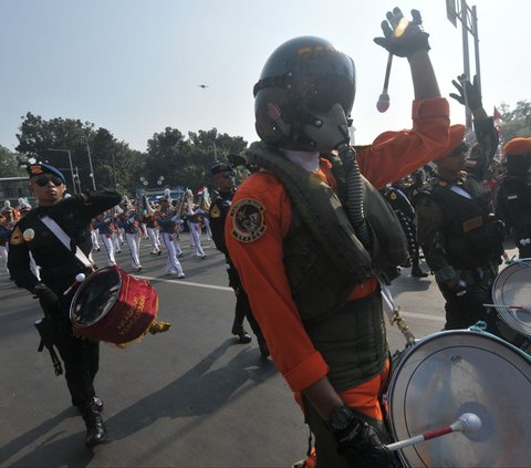 FOTO: Antusiasme Ribuan Warga Saksikan Kirab Bendera Merah Putih dan Naskah Proklamasi Menuju IKN