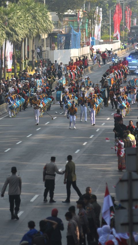 Penampilan mengawal kirab bendera merah putih dan naskah proklamasi dari Monumen Nasional (Monas) menuju Ibu Kota Nusantara (IKN) saat melewati kawasan Bundaran Patung Kuda, Jakarta, Sabtu (10/8/2024). Foto: Merdeka.com/Imam Buhori