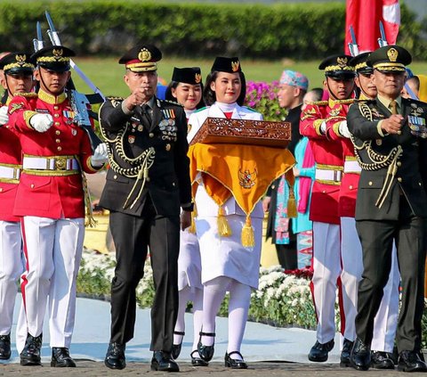 Tim Purna Paskibraka 2023  membawa replika bendera merah putih dan naskah proklamasi selama kirab di kawasan Monumen Nasional (Monas), Jakarta, Sabtu (10/8/2024). Melalui kirab ini, bendera merah putih dan naskah proklamasi resmi meninggalkan Monas untuk dibawa menuju Ibu Kota Nusantara (IKN), Penajam Paser Utara, Kalimantan Timur. Foto: Liputan6.com/Herman Zakharia<br>