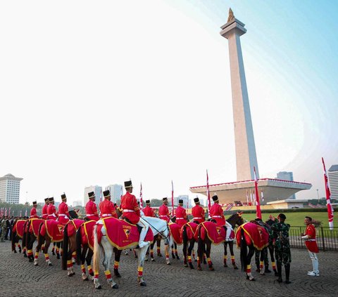 FOTO: Detik-Detik Bendera Merah Putih dan Naskah Proklamasi Tinggalkan Monas Menuju IKN