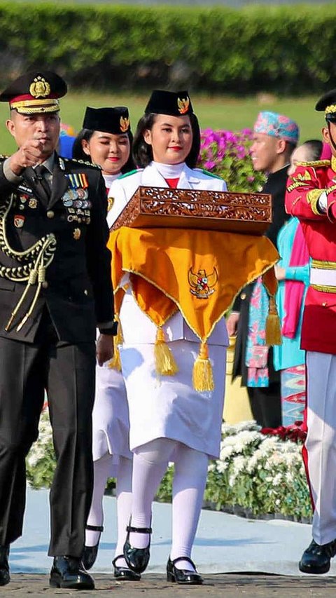 FOTO: Detik-Detik Bendera Merah Putih dan Naskah Proklamasi Tinggalkan Monas Menuju IKN