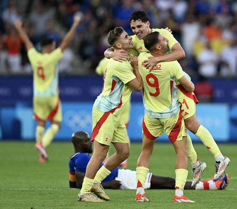 Pemain Timnas Spanyol U-23 Fermin Lopez, Sergio Camello, dan Abel Ruiz merayakan kemenangan atas Prancis U-23 dalam final sepakbola putra Olimpiade Paris 2024 di Stadion Parc des Princes, Paris, Prancis, pada Jumat (9/8/2024). Spanyol sukses menggilas tuan rumah Prancis melalui drama 8 gol. Tim Matador, julukan Spanyol, menang dengan skor 5-3. Foto: Patricia De Melo Moreira/AFP