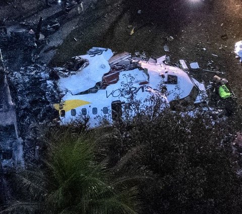 Foto Udara memperlihatkan kondisi pesawat milik maskapai Voepass yang hancur lebur setelah terjatuh di Vinhedo, Negara Bagian Sao Paulo, Brasil, Jumat (9/8/2024). Jatuhnya pesawat yang membawa 61 penumpang dan awak itu menewaskan semua orang di dalamnya. Foto: Miguel Schincariol/AFP