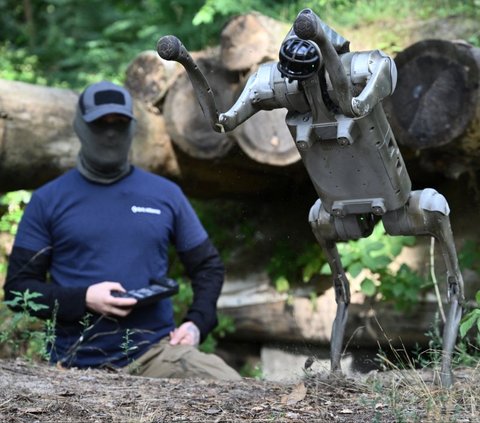 Seorang operator memperlihatkan kemampuan robot anjing di lokasi yang dirahasiakan di Ukraina pada 7 Agustus 2024. Ukraina menyiapkan strategi baru dalam peperangan melawan Rusia, yakni dengan mengerahkan robot anjing yang lincah, gesit, dan canggih.