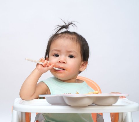 Pediatrician Warns of Risks of Introducing Solid Foods Too Early to Infants