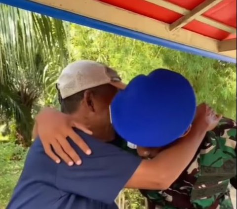 Touching! Moment of TNI Soldier Visiting His Father Who Sells Batagor