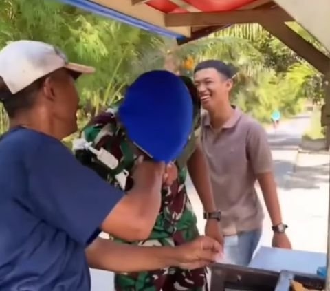 Touching! Moment of TNI Soldier Visiting His Father Who Sells Batagor