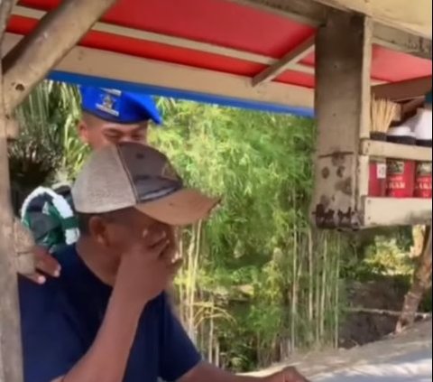 Touching! Moment of TNI Soldier Visiting His Father Who Sells Batagor