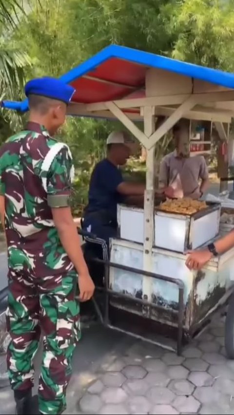 Touching! Moment of TNI Soldier Visiting His Father Who Sells Batagor