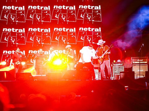 Portrait of Netral's Stage Action at the Early Formation of The 90’s Festival, Its Old Songs Bring Nostalgia