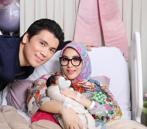 Syahrini Reveals Her Daughter's Face, Called Similar to Reino Barack