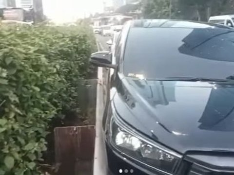 Moments Before Police Shatter the Car Window of a Vehicle that Stopped Suddenly on the Kuningan Toll Road in South Jakarta, Driver Passes Away