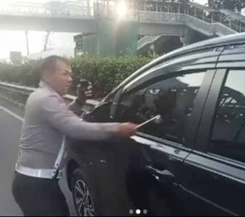 Moments Before Police Shatter the Car Window of a Vehicle that Stopped Suddenly on the Kuningan Toll Road in South Jakarta, Driver Passes Away