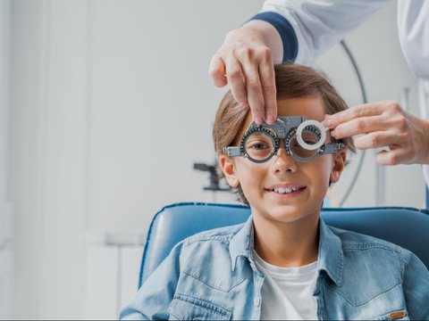 Check the Eye Doctor Immediately If Your Child Always Looks at the Screen from Very Close Distance