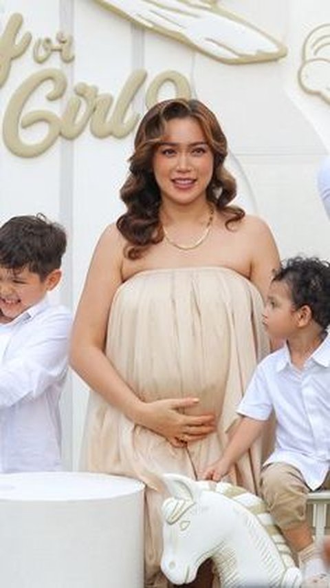 8 Potret Gender Reveal Anak Ketiga Jessica Iskandar, Ternyata ini Jenis Kelamin Calon Buah Hati<br>