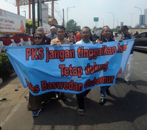 FOTO: Isu PKS Akan Merapat ke Koalisi Indonesia Maju, Massa Demonstran Datangi Markas PKS Bentangkan Poster 'Setia Pada Rakyat'