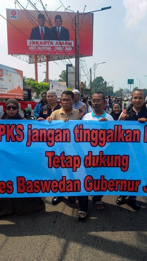 FOTO: Isu PKS Akan Merapat ke Koalisi Indonesia Maju, Massa Demonstran Datangi Markas PKS Bentangkan Poster 'Setia Pada Rakyat'