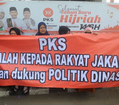 FOTO: Isu PKS Akan Merapat ke Koalisi Indonesia Maju, Massa Demonstran Datangi Markas PKS Bentangkan Poster 'Setia Pada Rakyat'