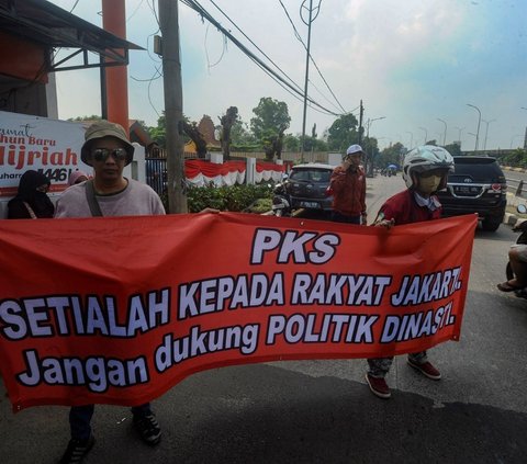 FOTO: Isu PKS Akan Merapat ke Koalisi Indonesia Maju, Massa Demonstran Datangi Markas PKS Bentangkan Poster 'Setia Pada Rakyat'