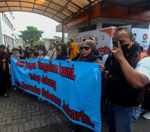 FOTO: Isu PKS Akan Merapat ke Koalisi Indonesia Maju, Massa Demonstran Datangi Markas PKS Bentangkan Poster 'Setia Pada Rakyat'