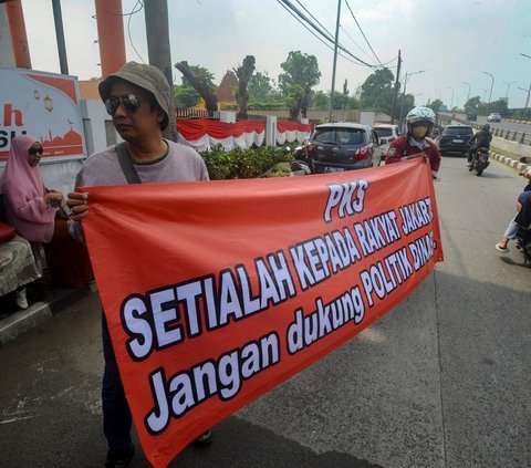 FOTO: Isu PKS Akan Merapat ke Koalisi Indonesia Maju, Massa Demonstran Datangi Markas PKS Bentangkan Poster 'Setia Pada Rakyat'