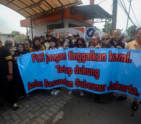 FOTO: Isu PKS Akan Merapat ke Koalisi Indonesia Maju, Massa Demonstran Datangi Markas PKS Bentangkan Poster 'Setia Pada Rakyat'