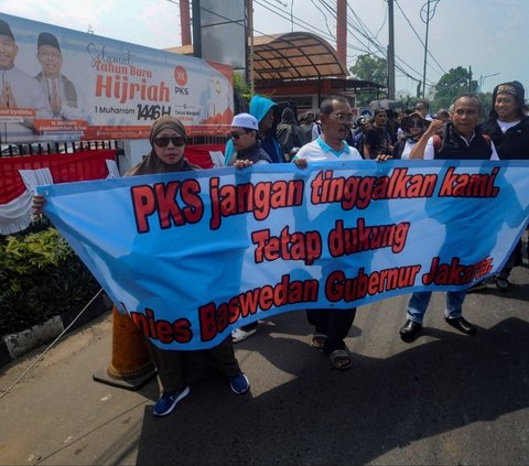 FOTO: Isu PKS Akan Merapat ke Koalisi Indonesia Maju, Massa Demonstran Datangi Markas PKS Bentangkan Poster 'Setia Pada Rakyat'