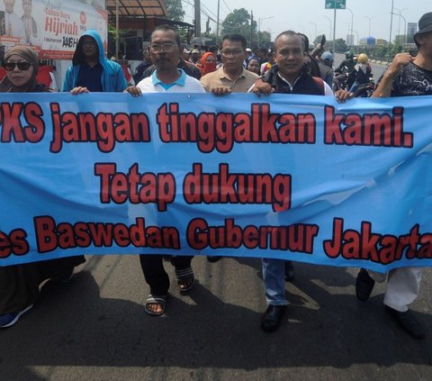 FOTO: Isu PKS Akan Merapat ke Koalisi Indonesia Maju, Massa Demonstran Datangi Markas PKS Bentangkan Poster 'Setia Pada Rakyat'