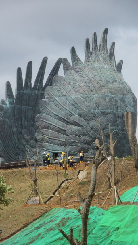 Seperti monumen yang terlihat ini di lokasi pembangunan calon ibu kota negara kepulauan (IKN) di Penajam Paser Utara, Kalimantan Timur yang tampak sudah selesai dibangun. Foto: STR / AFP