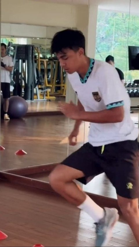 Meski Dicoret dari Timnas Indonesia U-16, ini 7 Potret Diego Anak Darius Sinathrya dan Donna Agnesia Tetap Giat Berlatih di Gym<br>