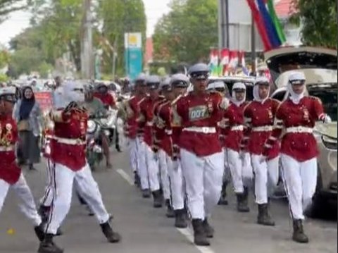 Viral! A Motorcyclist Dares to Break Through the Marching Troops, Ending Up Trapped in the Middle of the Line