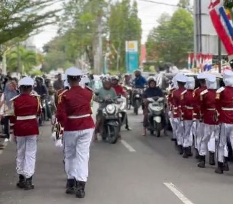 Viral! A Motorcyclist Dares to Break Through the Marching Troops, Ending Up Trapped in the Middle of the Line