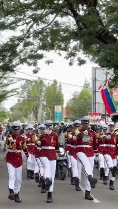 Viral! A Motorcyclist Dares to Break Through the Marching Troops, Ending Up Trapped in the Middle of the Line