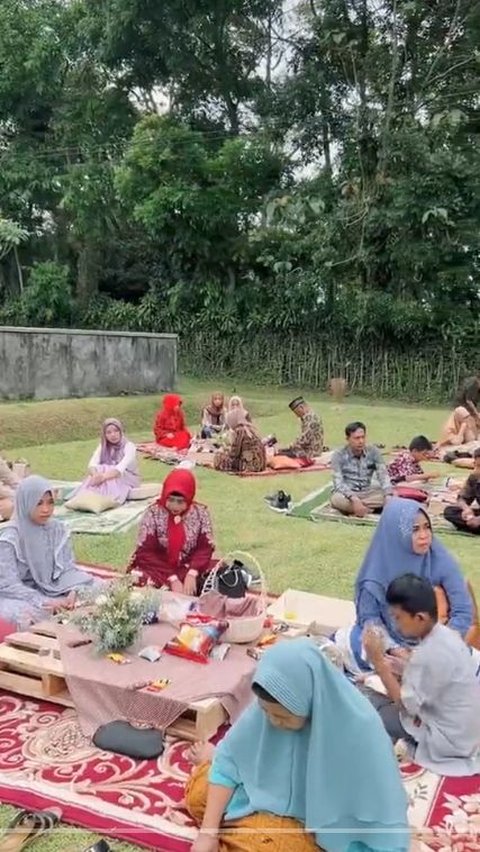 Picnic Concept Wedding at the Foot of the Mountain, Healing Vibe Celebration