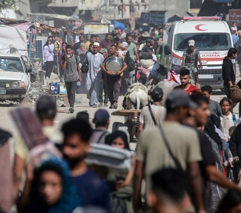 Mereka dipaksa mengungsi oleh rezim zionis setelah tentara Israel mengeluarkan perintah evakuasi baru untuk beberapa bagian kota di Jalur Gaza selatan. Foto: Bashar TALEB / AFP