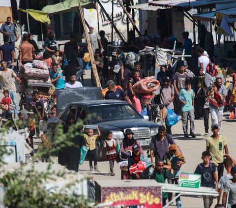 FOTO: Kembali Dipaksa Mengungsi Oleh Israel, Warga Palestina di Gaza Bondong-Bondong Jalan Kaki Tinggalkan Timur Khan Younis Menuju Barat